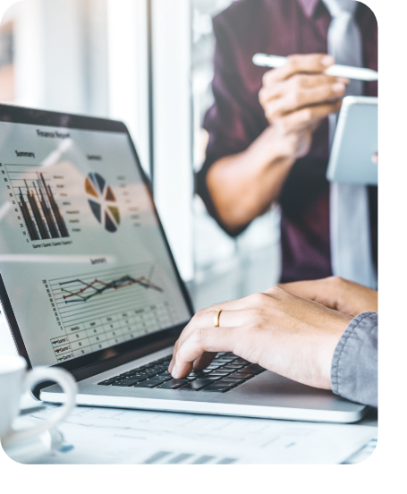 imagen manos en notebook con adorno